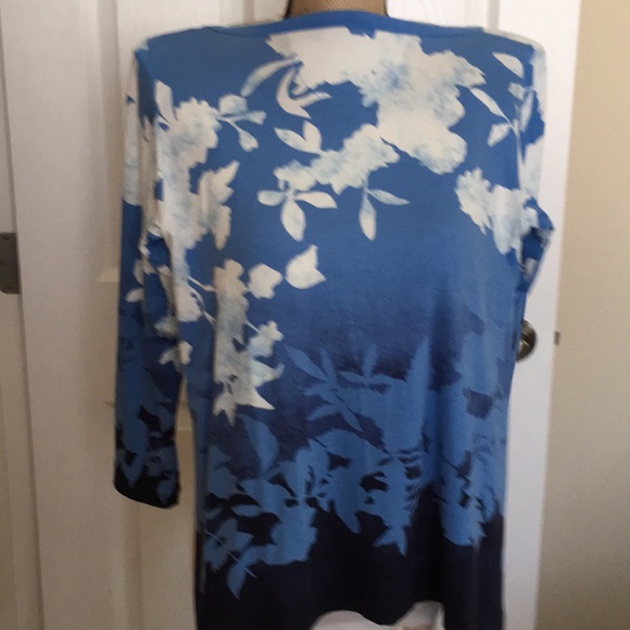 Cute top blue multicolors, decorated front. - Picture 3 of 4